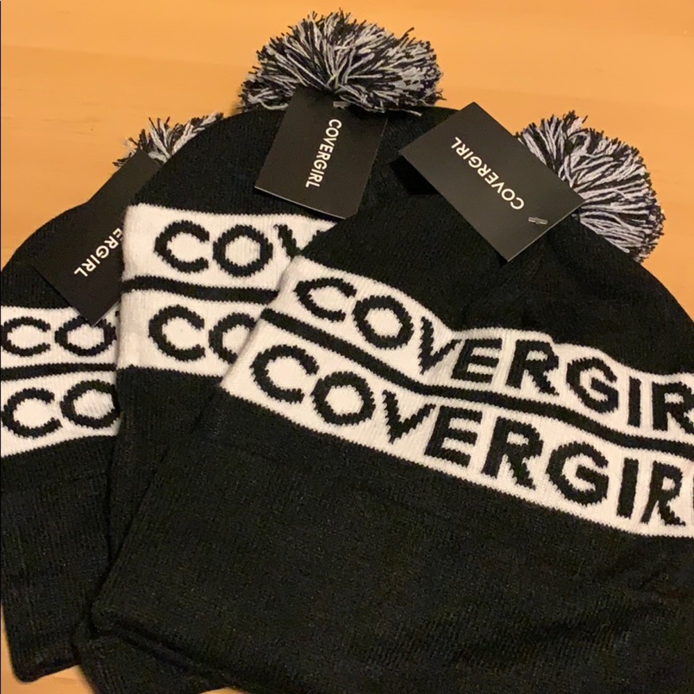 COVERGIRL Black and White Custome Beanie